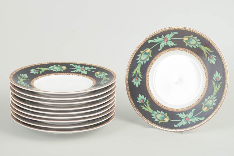 Nina Campbell for Rosenthal, Germany. Set of ten small round porcelain plates decorated with a dark (1 of 4)