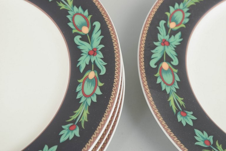 Nina Campbell for Rosenthal, Germany. Set of four flat porcelain plates decorated with a dark - 3