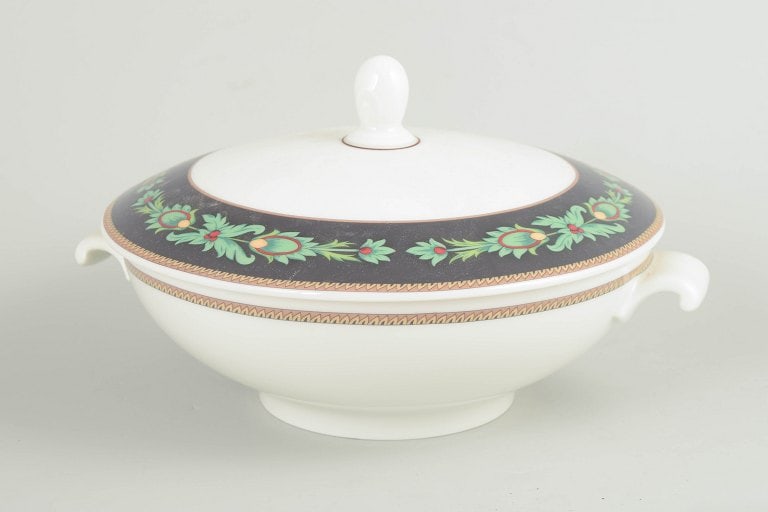 Nina Campbell for Rosenthal, Germany. Porcelain lidded tureen decorated with a dark border. Approx.: Nina Campbell for Rosenthal, lidded tureen. Lidded porcelain tureen by Rosenthal Classic from the Mayfair series, decorated with a dark border, stylised green foliate motifs and gilt detailing, produc
