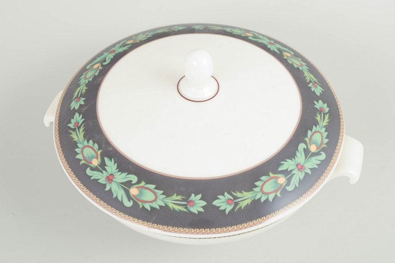 Nina Campbell for Rosenthal, Germany. Porcelain lidded tureen decorated with a dark border. Approx. - 2