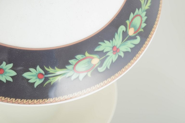 Nina Campbell for Rosenthal, Germany. Porcelain lidded tureen decorated with a dark border. Approx. - 3