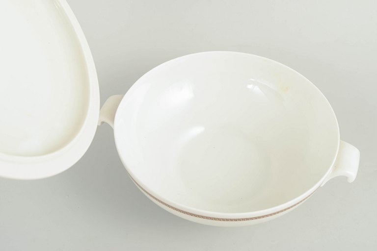Nina Campbell for Rosenthal, Germany. Porcelain lidded tureen decorated with a dark border. Approx. - 4