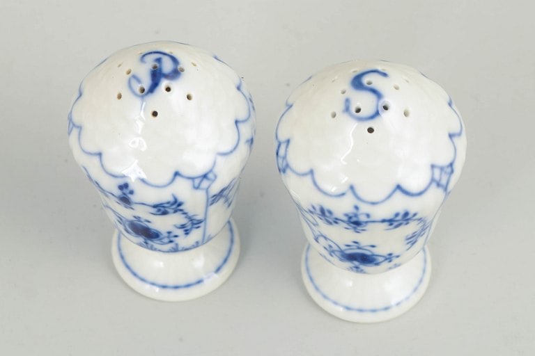 Royal Copenhagen, Denmark. Blue Fluted Plain set of porcelain salt and pepper decorated with blue - 2