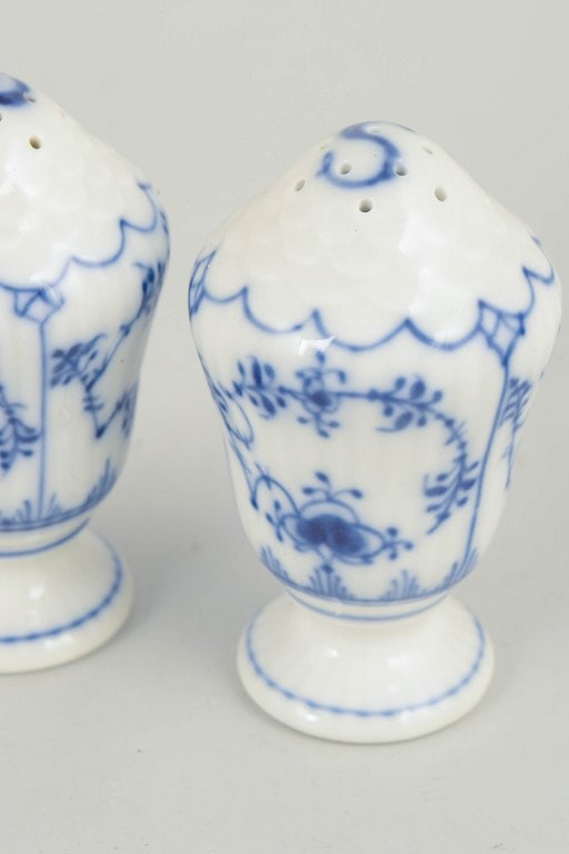 Royal Copenhagen, Denmark. Blue Fluted Plain set of porcelain salt and pepper decorated with blue - 3