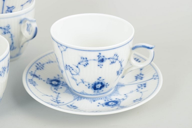 Royal Copenhagen, Denmark. Blue Fluted Plain set of four porcelain coffee cups with matching saucers - 3