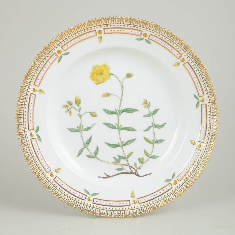 Royal Copenhagen, Denmark. Flora Danica porcelain dinner plate with botanical motif. Dated 1962.: Royal Copenhagen, Flora Danica dinner plate. Dinner plate in porcelain with a hand-painted botanical motif from the prestigious Flora Danica service, rendered in naturalistic colours and framed by an 