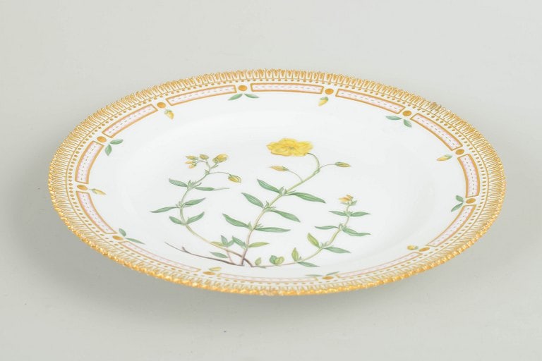 Royal Copenhagen, Denmark. Flora Danica porcelain dinner plate with botanical motif. Dated 1962. - 2