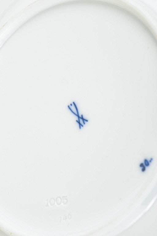 Meissen, Germany. Set of three porcelain salad plates with a green vine leaf border. Approx. 1920s. - 4