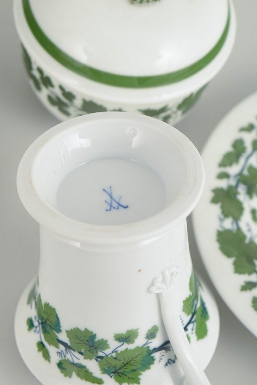 Meissen, Germany. Pair of porcelain coffee cups with saucers and sugar bowl with a green vine leaf - 4