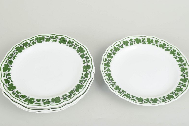 Meissen, Germany. Set of four porcelain salad plates with a green vine leaf border. Approx. 1930s. - 2