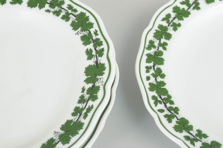 Meissen, Germany. Set of four porcelain salad plates with a green vine leaf border. Approx. 1930s. - 3