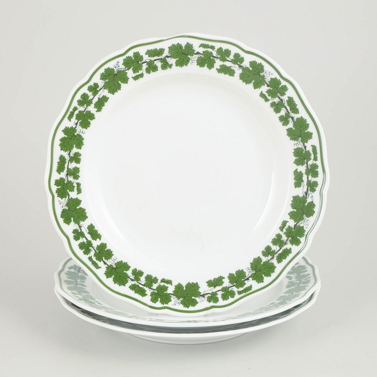 Meissen, Germany. Set of three porcelain dinner plates with a green vine leaf border. Approx. 1930s.: Meissen, Vine Leaves, set of 3 dinner plates. Round porcelain dinner plates decorated with a green vine leaf border. Some examples are cancelled with two incised lines, others with four incised lines.