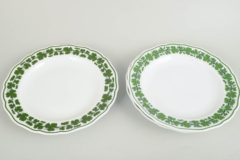 Meissen, Germany. Set of three porcelain dinner plates with a green vine leaf border. Approx. 1930s. - 2