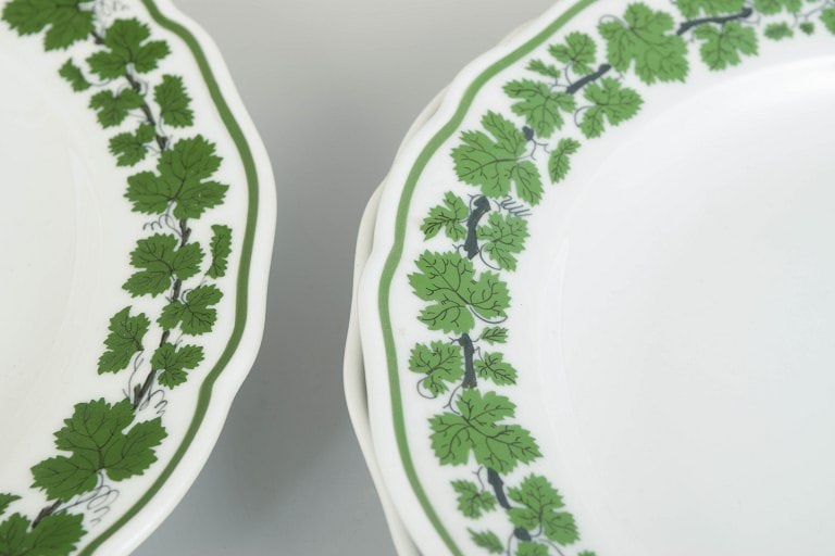 Meissen, Germany. Set of three porcelain dinner plates with a green vine leaf border. Approx. 1930s. - 3