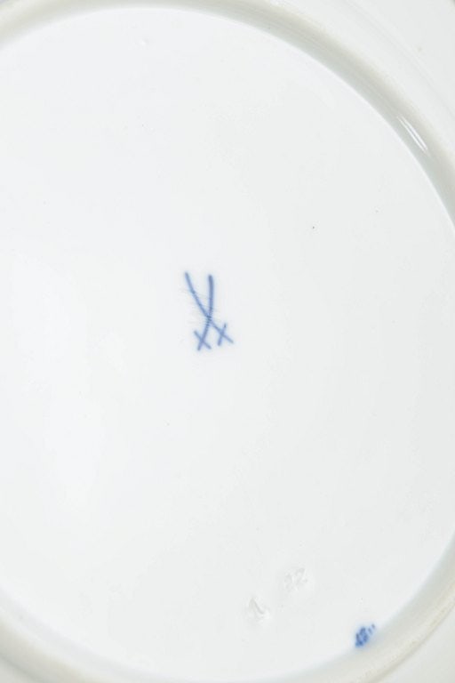 Meissen, Germany. Set of three porcelain dinner plates with a green vine leaf border. Approx. 1930s. - 4