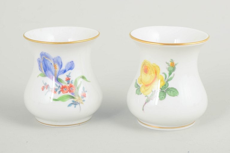 Meissen, Germany. Pair of miniature porcelain vases with polychrome flowers. Approx. 1930s–1940s.: Meissen, miniature vases, pair. Small baluster-shaped miniature vases in white porcelain, decorated with hand-painted polychrome floral bouquets and finished with a gilt rim. Marked to the base with t
