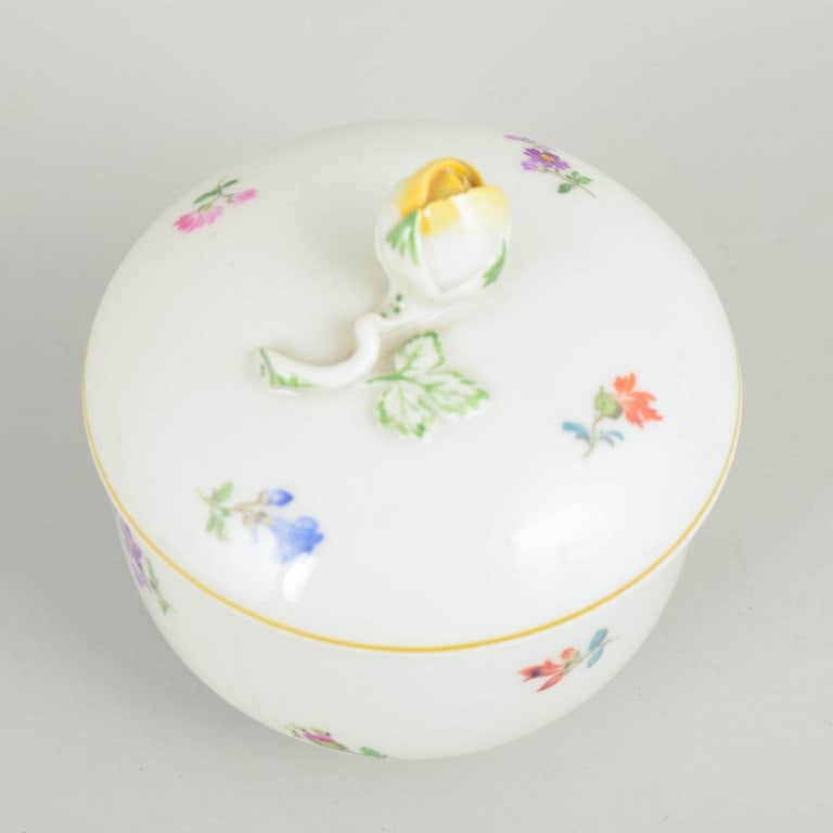 Meissen, Germany. Round porcelain lidded bowl with polychrome flowers. Early 20th century. - 2