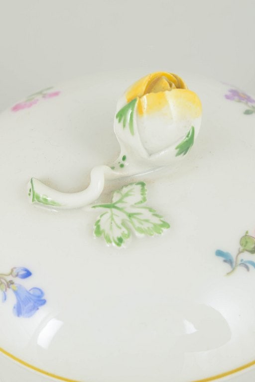 Meissen, Germany. Round porcelain lidded bowl with polychrome flowers. Early 20th century. - 3