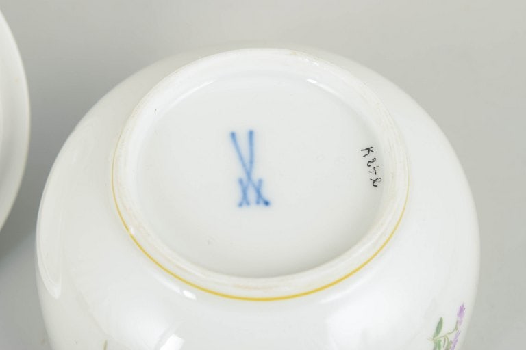 Meissen, Germany. Round porcelain lidded bowl with polychrome flowers. Early 20th century. - 5