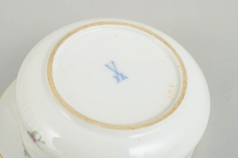 Meissen, Germany. Round porcelain lidded bowl with polychrome flowers. Early 20th century. - 4