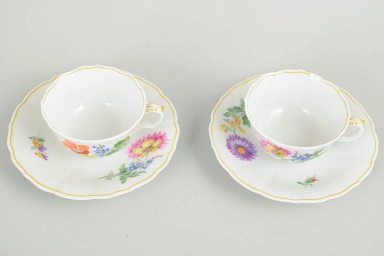 Meissen, Germany. Pair of porcelain coffee cups with saucers with polychrome flowers. Early 20th - 2