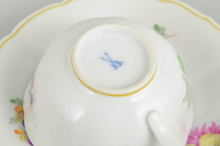 Meissen, Germany. Pair of porcelain coffee cups with saucers with polychrome flowers. Early 20th - 4