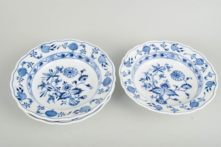 Meissen, Germany. Blue Onion set of three porcelain deep plates decorated with underglaze blue. - 2
