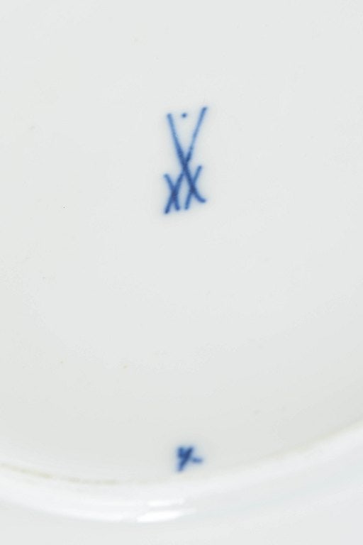 Meissen, Germany. Blue Onion set of three porcelain deep plates decorated with underglaze blue. - 4