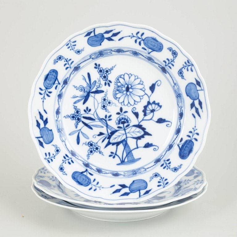 Meissen, Germany. Blue Onion set of three porcelain dinner plates decorated with underglaze blue. (1 of 4)
