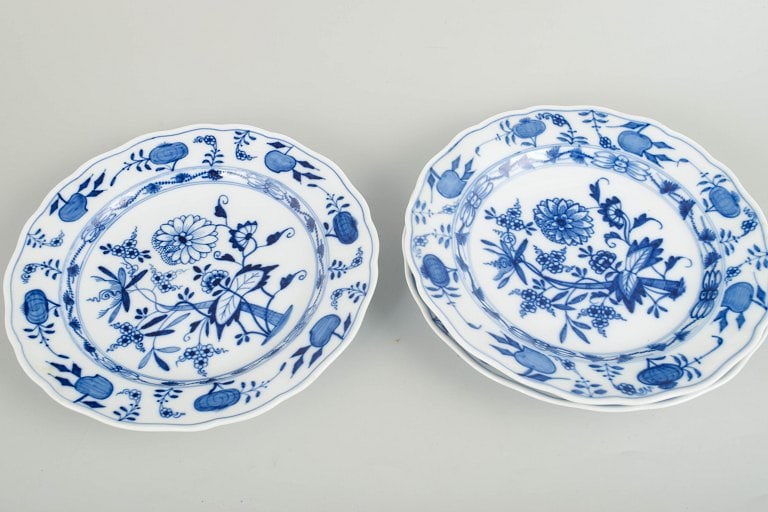 Meissen, Germany. Blue Onion set of three porcelain dinner plates decorated with underglaze blue. - 2