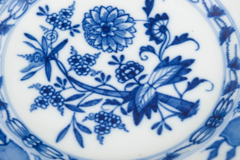 Meissen, Germany. Blue Onion set of three porcelain dinner plates decorated with underglaze blue. - 3