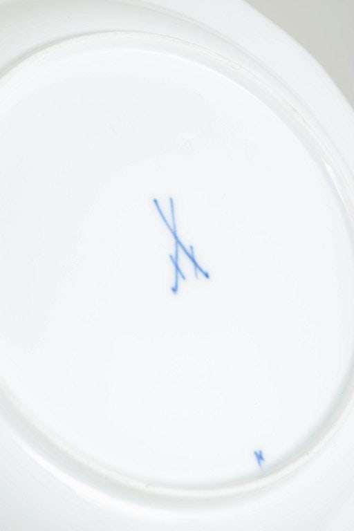 Meissen, Germany. Blue Onion set of three porcelain dinner plates decorated with underglaze blue. - 4