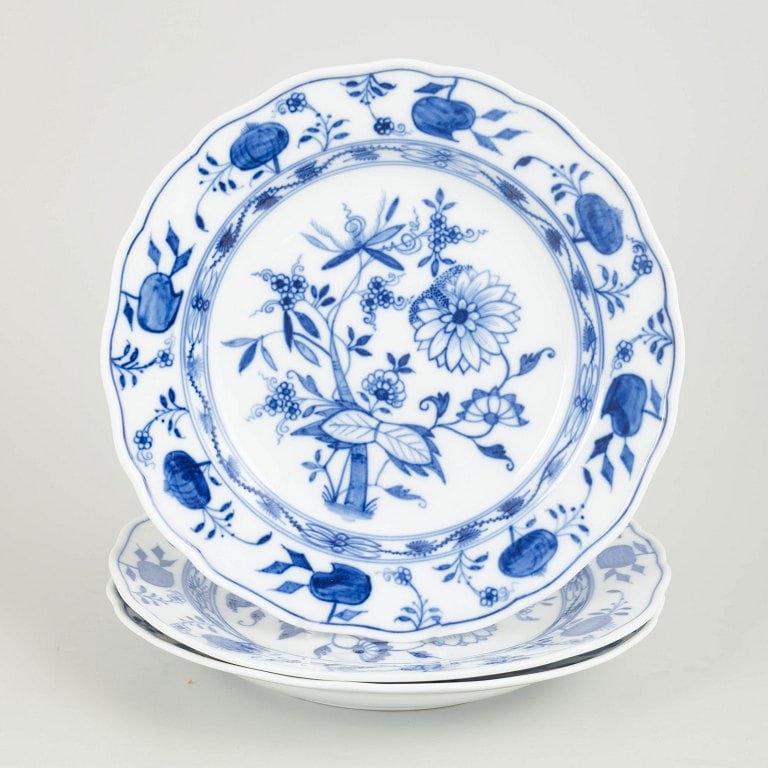 Meissen, Germany. Blue Onion set of three porcelain dinner plates decorated with underglaze blue. (1 of 4)
