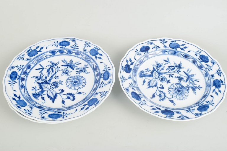 Meissen, Germany. Blue Onion set of three porcelain dinner plates decorated with underglaze blue. - 2