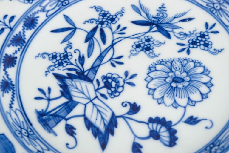Meissen, Germany. Blue Onion set of three porcelain dinner plates decorated with underglaze blue. - 3
