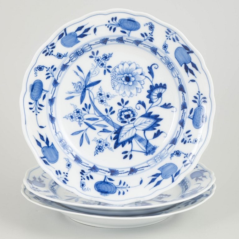 Meissen, Germany. Blue Onion set of three porcelain dinner plates decorated with underglaze blue. (1 of 4)
