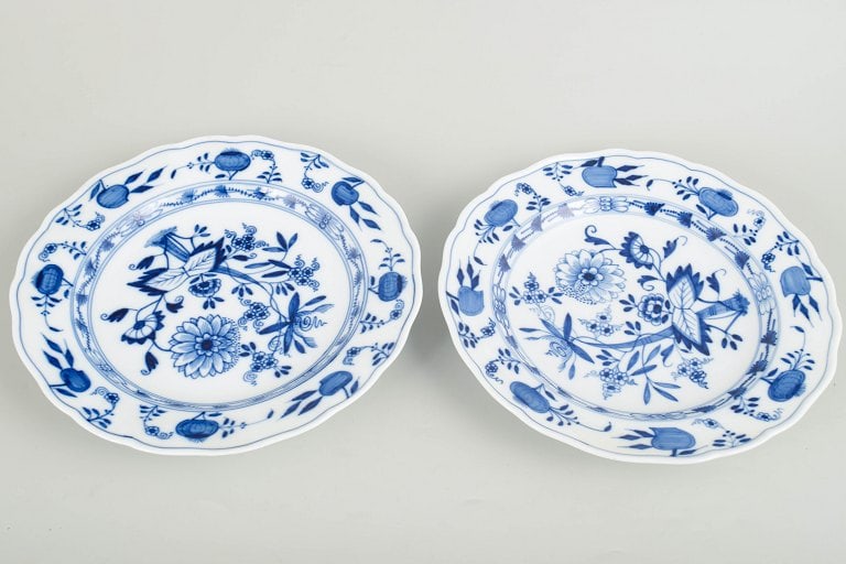 Meissen, Germany. Blue Onion set of three porcelain dinner plates decorated with underglaze blue. - 2