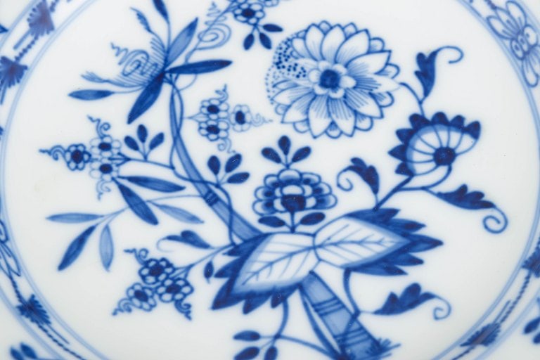 Meissen, Germany. Blue Onion set of three porcelain dinner plates decorated with underglaze blue. - 3