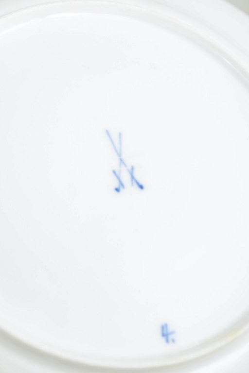 Meissen, Germany. Blue Onion set of three porcelain dinner plates decorated with underglaze blue. - 4