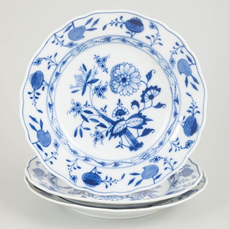 Meissen, Germany. Blue Onion set of three porcelain dinner plates decorated with underglaze blue. (1 of 4)