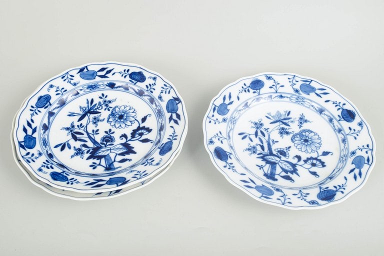 Meissen, Germany. Blue Onion set of three porcelain dinner plates decorated with underglaze blue. - 2