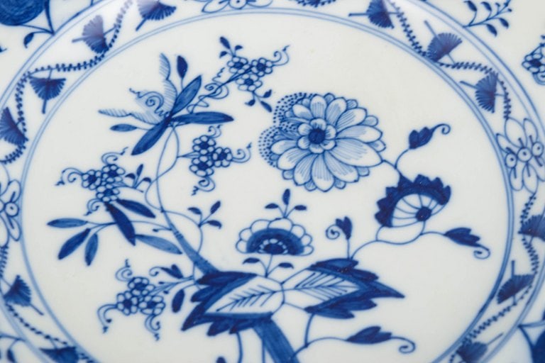 Meissen, Germany. Blue Onion set of three porcelain dinner plates decorated with underglaze blue. - 3