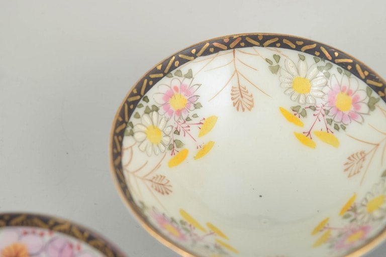 Set of four small Chinese porcelain bowls decorated in varied motifs and colours. 20th century. - 3