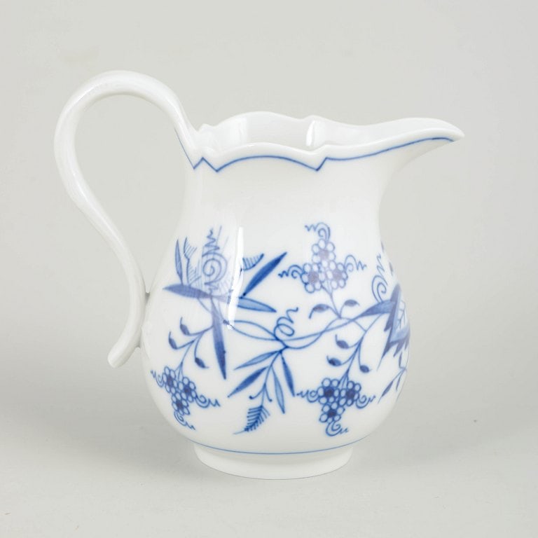 Meissen, Germany. Blue Onion porcelain creamer decorated in underglaze blue. Mid-20th century.: Meissen, Blue Onion creamer. Classic porcelain creamer decorated in underglaze blue with the Blue Onion pattern and a shaped rim. Origin: Germany. Material: Porcelain. Dimensions: H. 12 cm, D. 12 cm. 