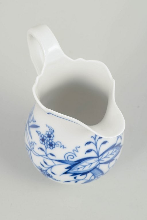 Meissen, Germany. Blue Onion porcelain creamer decorated in underglaze blue. Mid-20th century. - 2