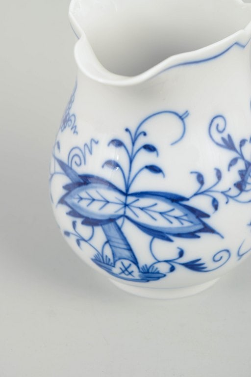 Meissen, Germany. Blue Onion porcelain creamer decorated in underglaze blue. Mid-20th century. - 3