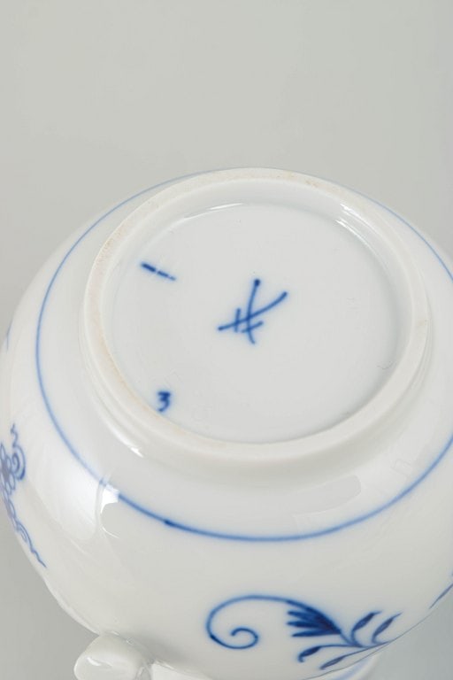 Meissen, Germany. Blue Onion porcelain creamer decorated in underglaze blue. Mid-20th century. - 4