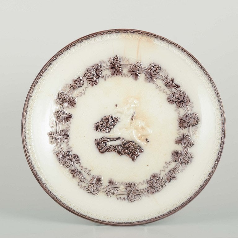 Gefle, Sweden. 'Mullbär' faience plate decorated with putti figures. Ca. 1880/90s. - 2