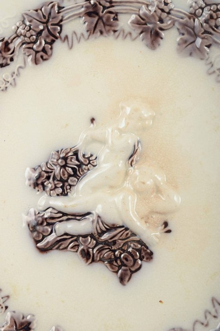 Gefle, Sweden. 'Mullbär' faience plate decorated with putti figures. Ca. 1880/90s. - 3