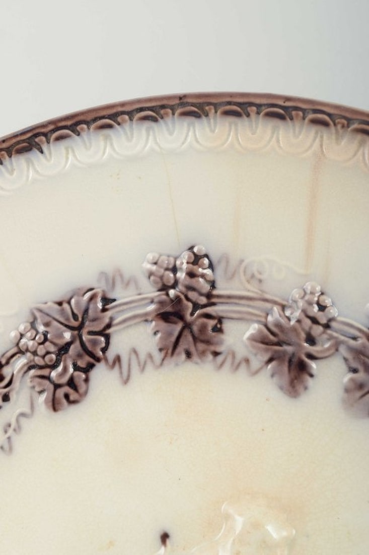 Gefle, Sweden. 'Mullbär' faience plate decorated with putti figures. Ca. 1880/90s. - 4